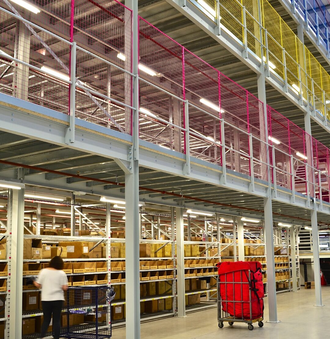 Image 5_Automation_ HiStore mezzanine floor with handrails and staircase in a warehouse