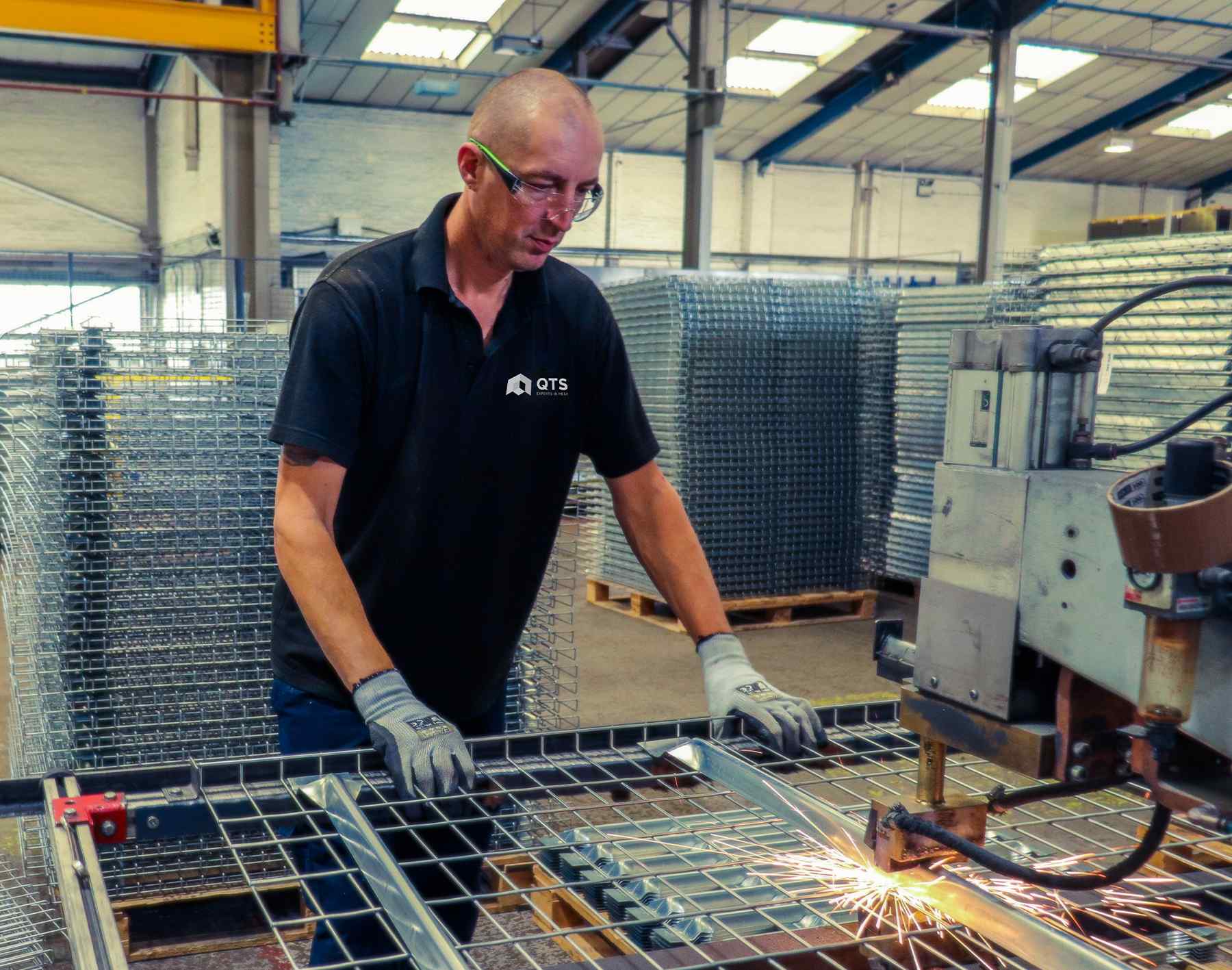 QTS-spot-welder-working-on-mesh wire mesh manufacturer